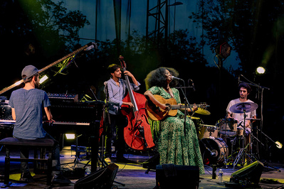 L'effervescence et la jeunesse du jazz soul de KLT s'unit à la voix chaude et expresssive de Jessy Elsa Palma L'effervescence et la jeunesse du jazz soul de KLT s'unit à la voix chaude et expresssive de Jessy Elsa Palma