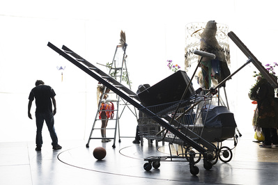 "L'événement de Laschamp" La fête des sens, une sortie d'école initiée par l'artiste chorégraphe Phia Ménard "L'événement de Laschamp" La fête des sens, une sortie d'école initiée par l'artiste chorégraphe Phia Ménard