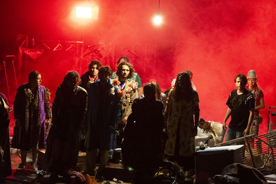 "L'événement de Laschamp" La fête des sens, une sortie d'école initiée par l'artiste chorégraphe Phia Ménard "L'événement de Laschamp" La fête des sens, une sortie d'école initiée par l'artiste chorégraphe Phia Ménard