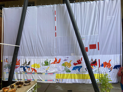 Rideau séparant la salle à manger du jardin, créé à l'occasion du "ĝardeno paradizo" © Gil Chauveau. Rideau séparant la salle à manger du jardin, créé à l'occasion du "ĝardeno paradizo" © Gil Chauveau.