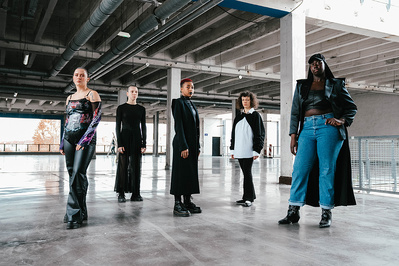 "Biben" et "Stuck", deux "couleurs" de chorégraphies animées par le même élan, dire ce que les mots ne peuvent… "Biben" et "Stuck", deux "couleurs" de chorégraphies animées par le même élan, dire ce que les mots ne peuvent…