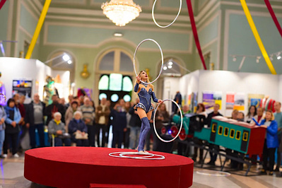 Alisa Prykhodko présente son numéro de hula-hoops lors de l’inauguration de l’exposition © Olena Kyrychenko.