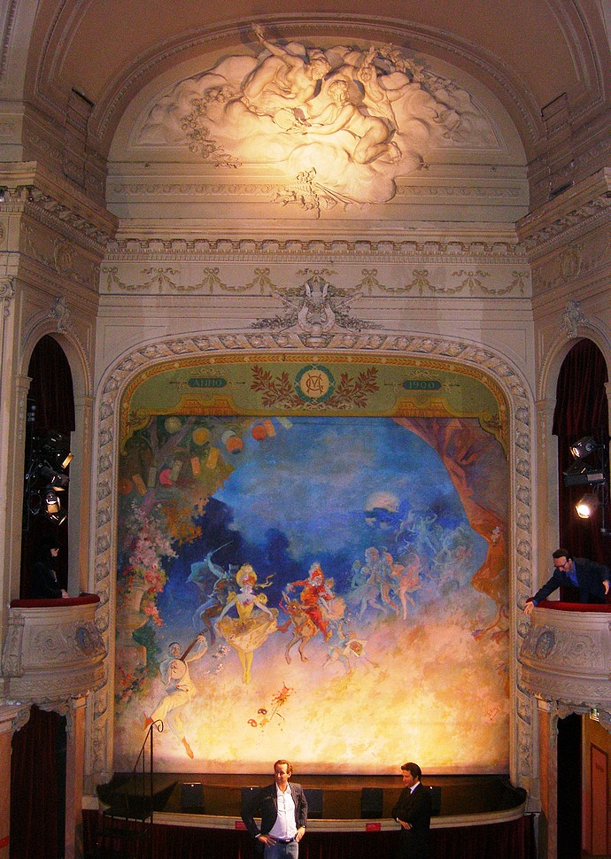 Rideau de Jules Chéret et sculpture de Bourdelle dans le Théâtre Grévin © Grévin.