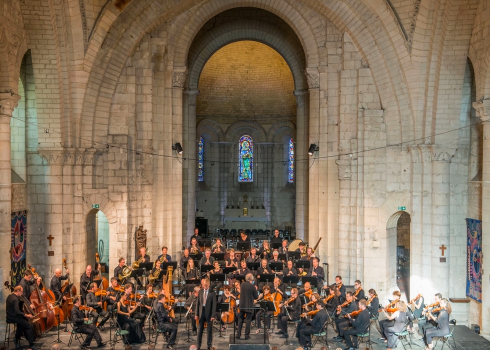 L'Orchestre des Champs-Élysées et Dietrich Henschel © Michel Garnier. L'Orchestre des Champs-Élysées et Dietrich Henschel © Michel Garnier.