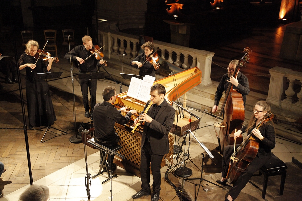 Julien Martin (flûte à bec), et l'Ensemble Masques dirigé par Olivier Fortin (au clavecin) © DR.