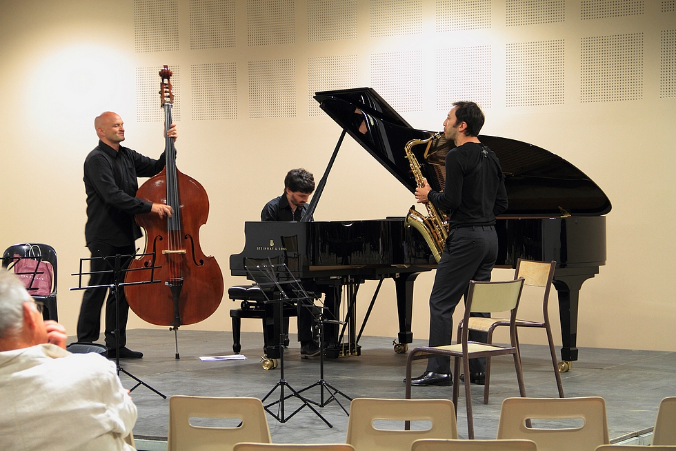 Thibaud Soulas (contrebasse), Vincent Le Quang (saxophone), Bruno Ruder (piano) © DR.