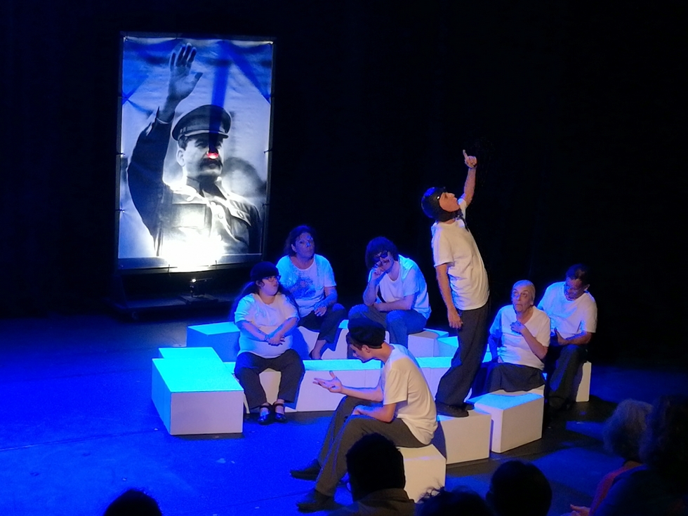 •Off 2019• L'histoire du communisme racontée aux malades mentaux Une folle histoire… •Off 2019• L'histoire du communisme racontée aux malades mentaux Une folle histoire…