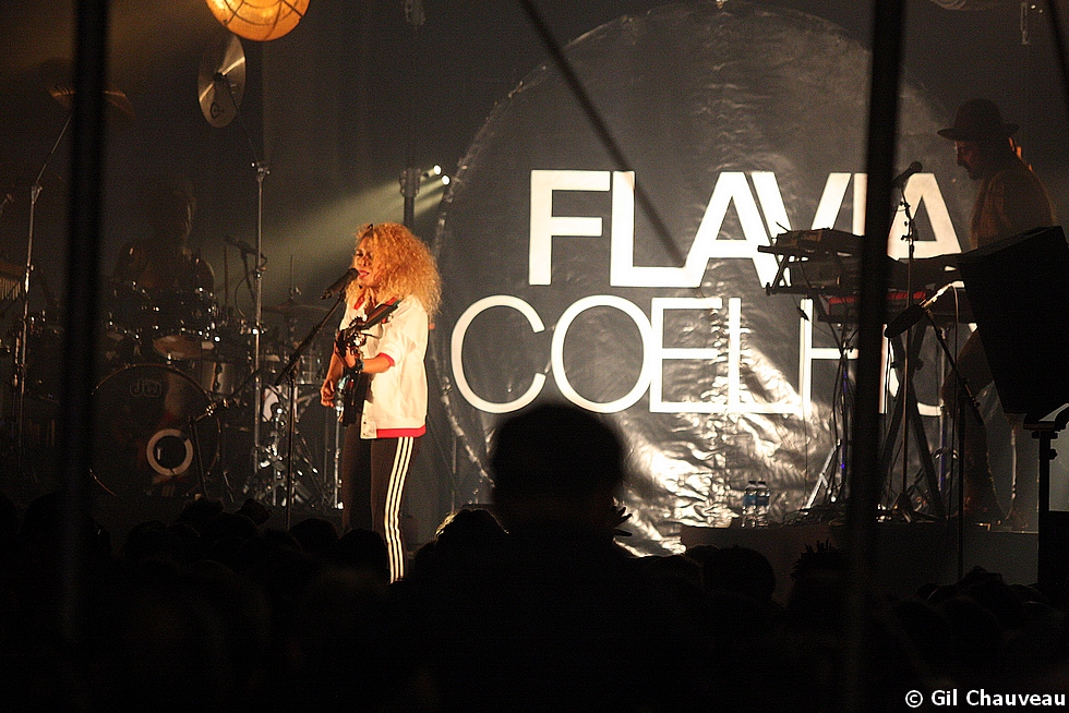 Flavia Coelho sur la scène du Cabaret Michel Tonnerre, vendredi 2 août © Gil Chauveau.