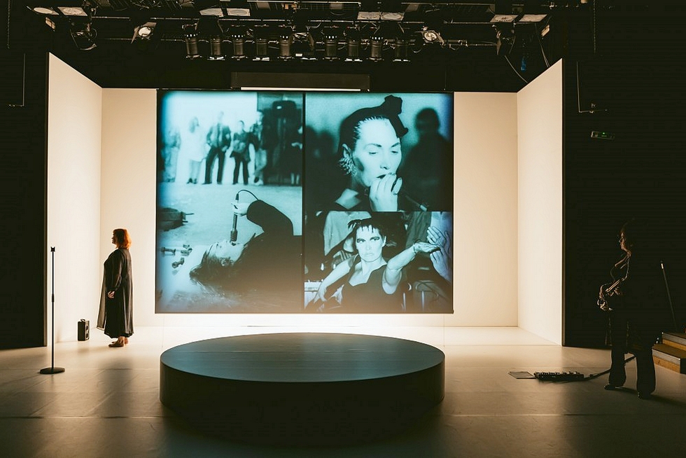 "Una (One Woman)", mise en scène de Raquel Cors © Sandra Then. "Una (One Woman)", mise en scène de Raquel Cors © Sandra Then.