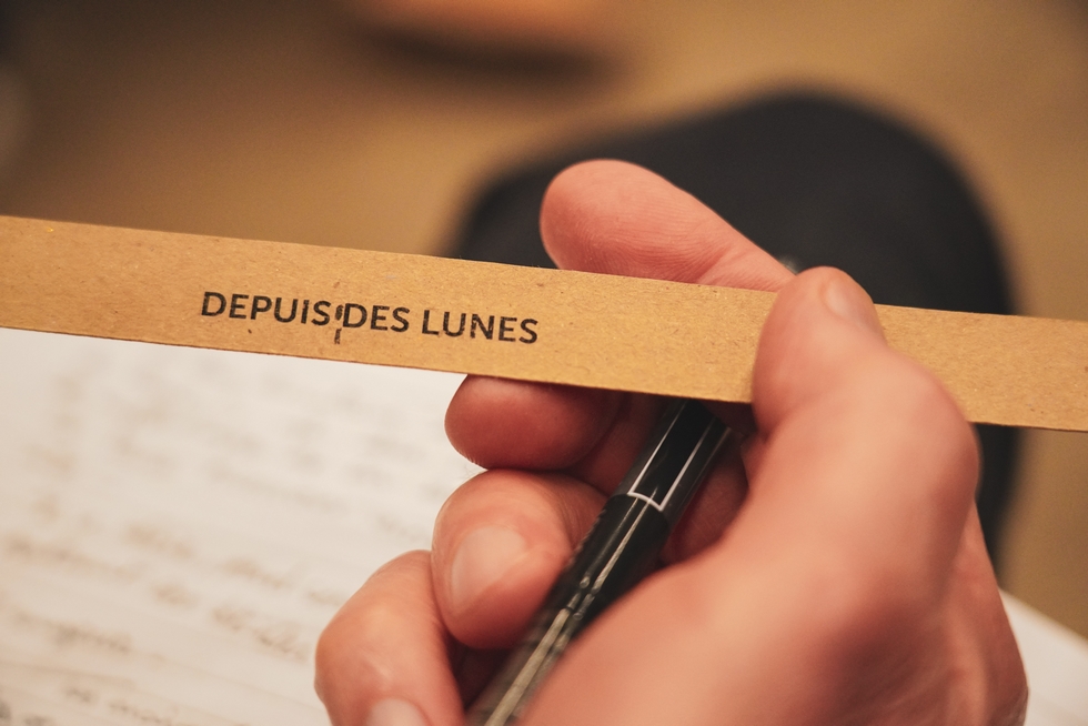 Bout d'une des bandelettes de papier proposées par "Les Araignées philosophes" © Pierre Planchenault. Bout d'une des bandelettes de papier proposées par "Les Araignées philosophes" © Pierre Planchenault.