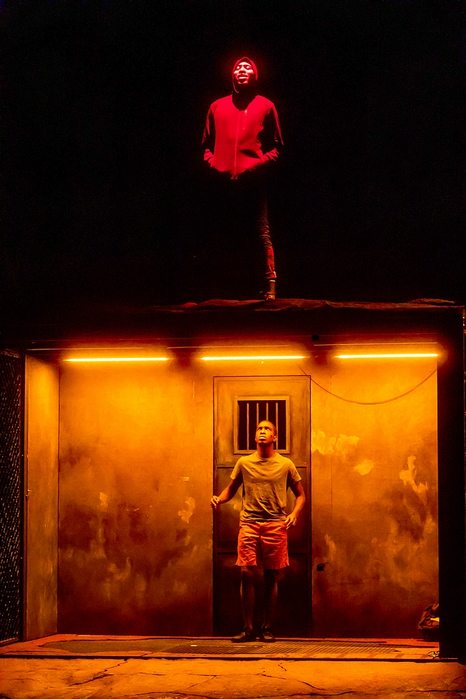 © Victor Tonelli.