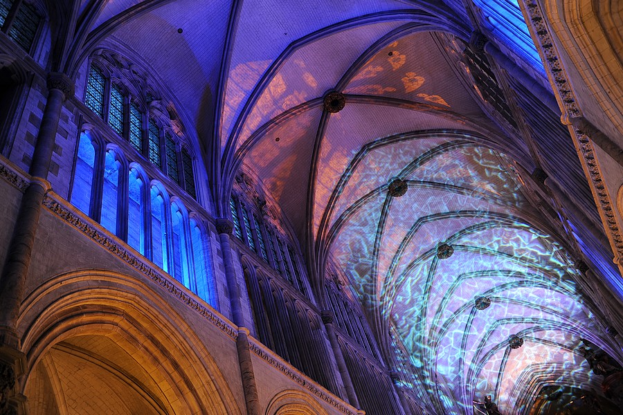 Mise en lumière à l'intérieur de la Cathédrale de Saint-Omer, le 19 © Pascal Brunet.