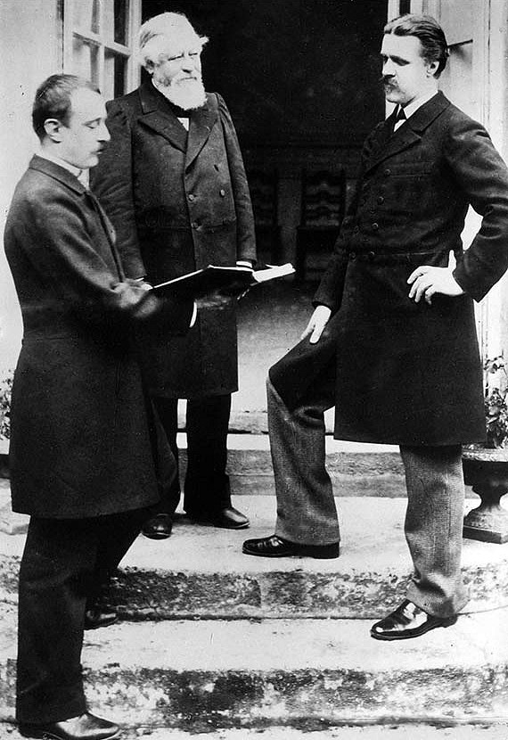 Les fondateurs de la Schola Cantorum. Au fond, Vincent d'Indy, à gauche, Charles Bordes, à droite, Alexandre Guilmant © DR.