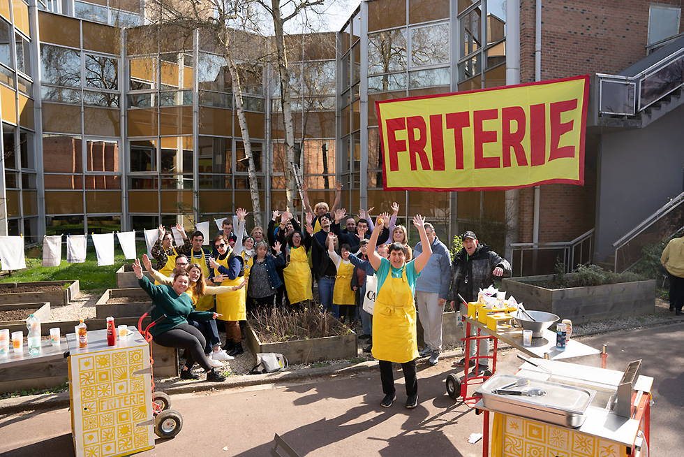 "Friterie mon ami.e" de Lesli Baechel et César Roynette, Compagnie Bonjour Désordre © Clément Martin. "Friterie mon ami.e" de Lesli Baechel et César Roynette, Compagnie Bonjour Désordre © Clément Martin.