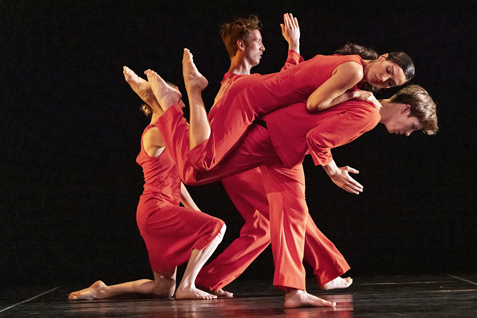 "Twelve ton rose"de Trisha Brown © Opera Ballet Vlaanderen-Phile Deprez. "Twelve ton rose"de Trisha Brown © Opera Ballet Vlaanderen-Phile Deprez.