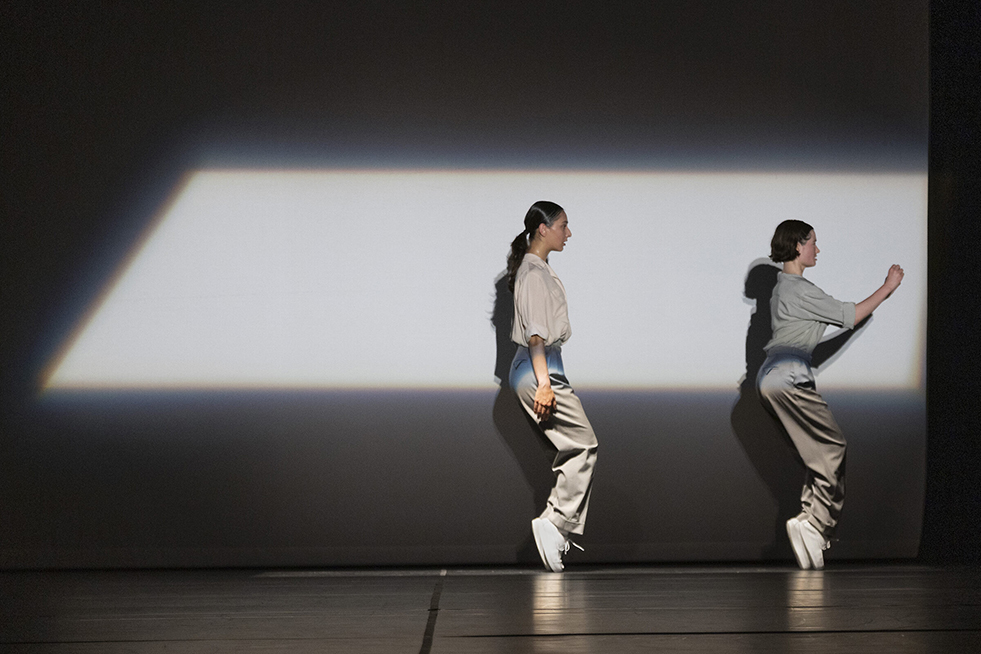 "Clapping music" d'Anne Terersa De Keersmaeker © Opera Ballet Vlaanderen-Phile Deprez. "Clapping music" d'Anne Terersa De Keersmaeker © Opera Ballet Vlaanderen-Phile Deprez.