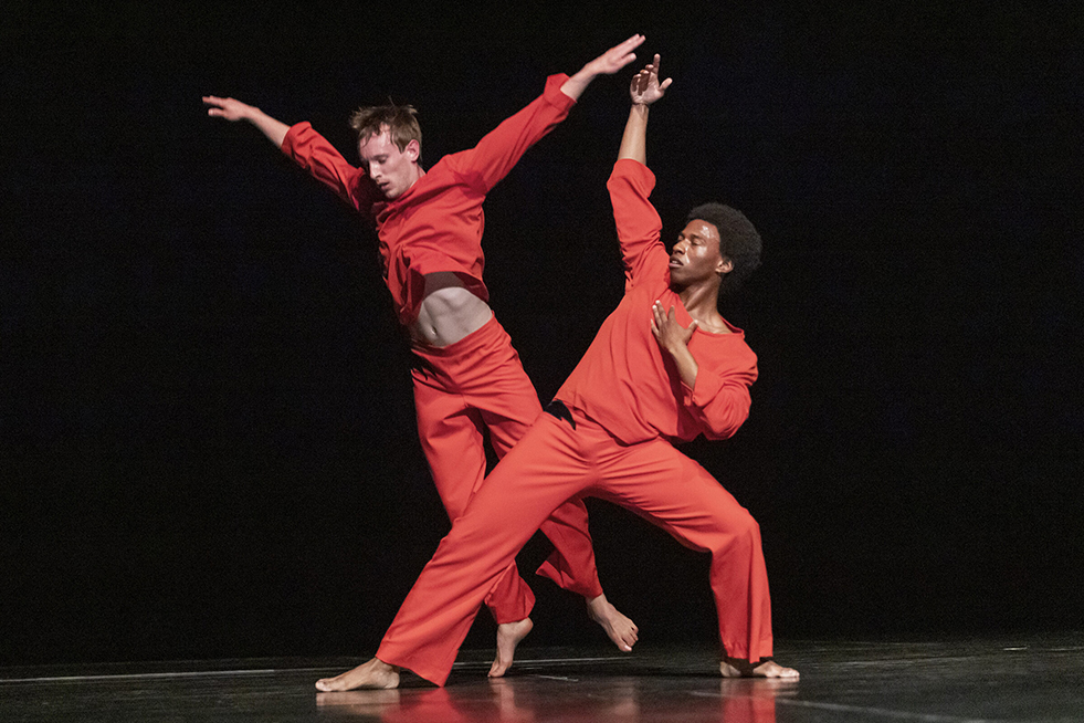 "Twelve ton rose"de Trisha Brown © Opera Ballet Vlaanderen-Phile Deprez. "Twelve ton rose"de Trisha Brown © Opera Ballet Vlaanderen-Phile Deprez.