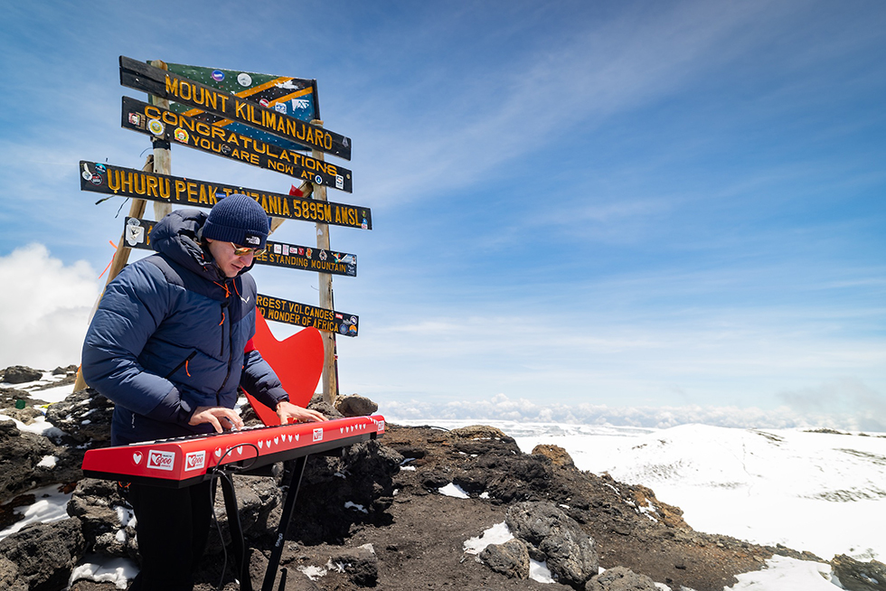 Marco Poingt sur le Kilimandjaro © Inigo Brothers.