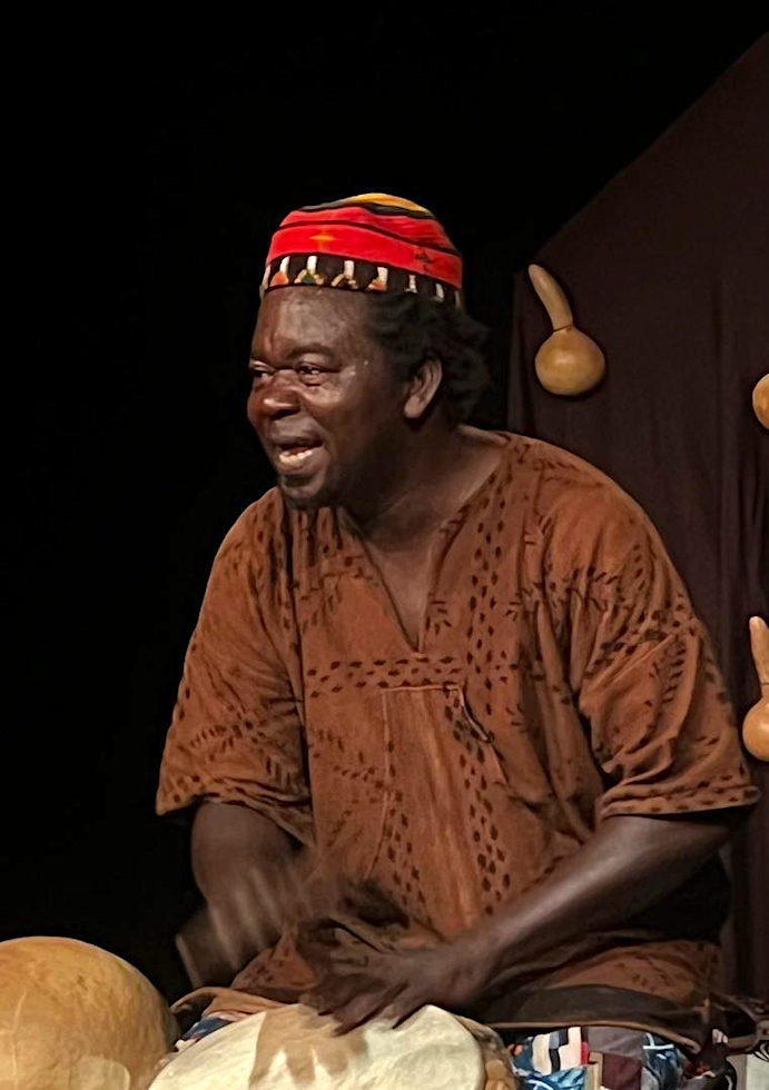 © El Hadji Leeboon Cie La Case du Conteur Tous Droits Réservés.