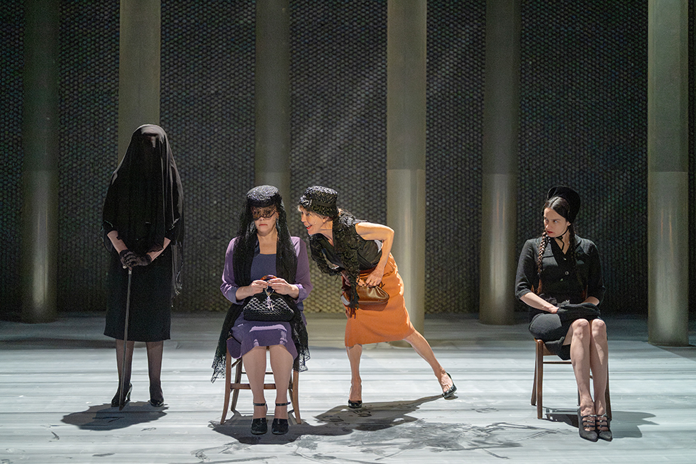 © Martin Argyroglo.