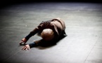 Un "théâtre documentaire" minimaliste et poignant... pour une nouvelle fraternité...