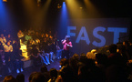 •Off 2025• "Fast" Une pièce qui interpelle en XXL, entre théâtre-documentaire, profond questionnement et "Bisou"