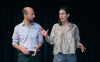 "Chœur des amants" Une mise en scène minimaliste pour un récit à deux voix d'un couple d'inséparables, toujours côte à côte, soudés à jamais