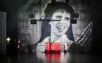"Dynasties" D'une chambre à soi à un grand cabaret queer, la revue intime et "spectaculaire" d'une Drag Queen électrique
