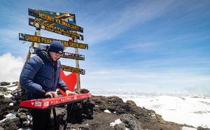 Marco Poingt sur le Kilimandjaro © Inigo Brothers.