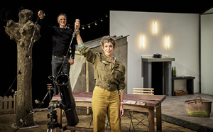 "À condition d'avoir une table dans un jardin" étrille et dissèque avec un humour sans concession l'héritage colonial et les mœurs ridicules du monde occidental