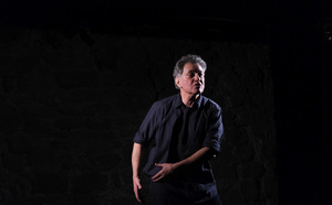 "Pourquoi je n'ai jamais été heureux en amour !" Un seul-en-scène très sensible et subtilement introspectif