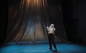 "Ultramarins" Femme au bord de la crise de nerfs sur un océan peuplé des fantômes de sa liberté