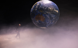 "Presque égal, presque frères" Sous la clarté des étoiles et sur la blancheur de la neige, un regard perplexe sur une société occidentale en passe d'abîmer tout sentiment d'humanité