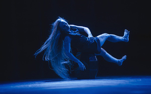 "Née le 8 mars 1977" Des profondeurs ténébreuses aux lumières du plateau, l'itinéraire d'une guérillère…