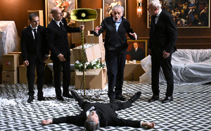 Dans "La Mélancolie des paquebots", Benoît Lambert rend visible la chaotique fin d'un monde au travers de cinq personnages au bord du naufrage