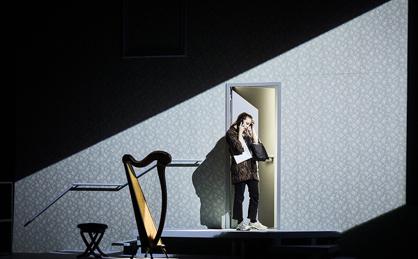 Dans "Entre Parenthèses", Pauline Bureau prend à bras-le-corps les blessures ouvertes et les traumas causés par les pédocriminels